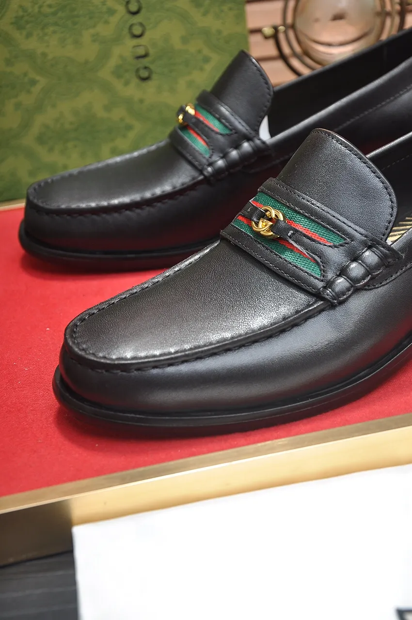 Men's shoes💰580💶Italy's top luxury men's shoe giant (GUCCI) (Gucci) (full cowhide lining) new arrival🍃Original European style🔰 Pleasant to the eye😍In order to make the shoes more durable and non-deformable🌀The production continues to follow traditional methods but there is still no lack of innovation💪Choose original sheepskin for the leather♻️ Smooth and natural And extra bright ⭐Made of imported cowhide, the first choice of rich people 38-45 (45 customized)
